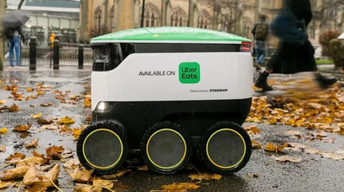 Uber lanson robotë shpërndarjeje në Britani në dy qytete dhe zotohet të dorëzojë ushqimin në më pak se 30 minuta