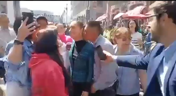 Një burrë tentoi ta puthë presidenten meksikane – publikohen pamjet