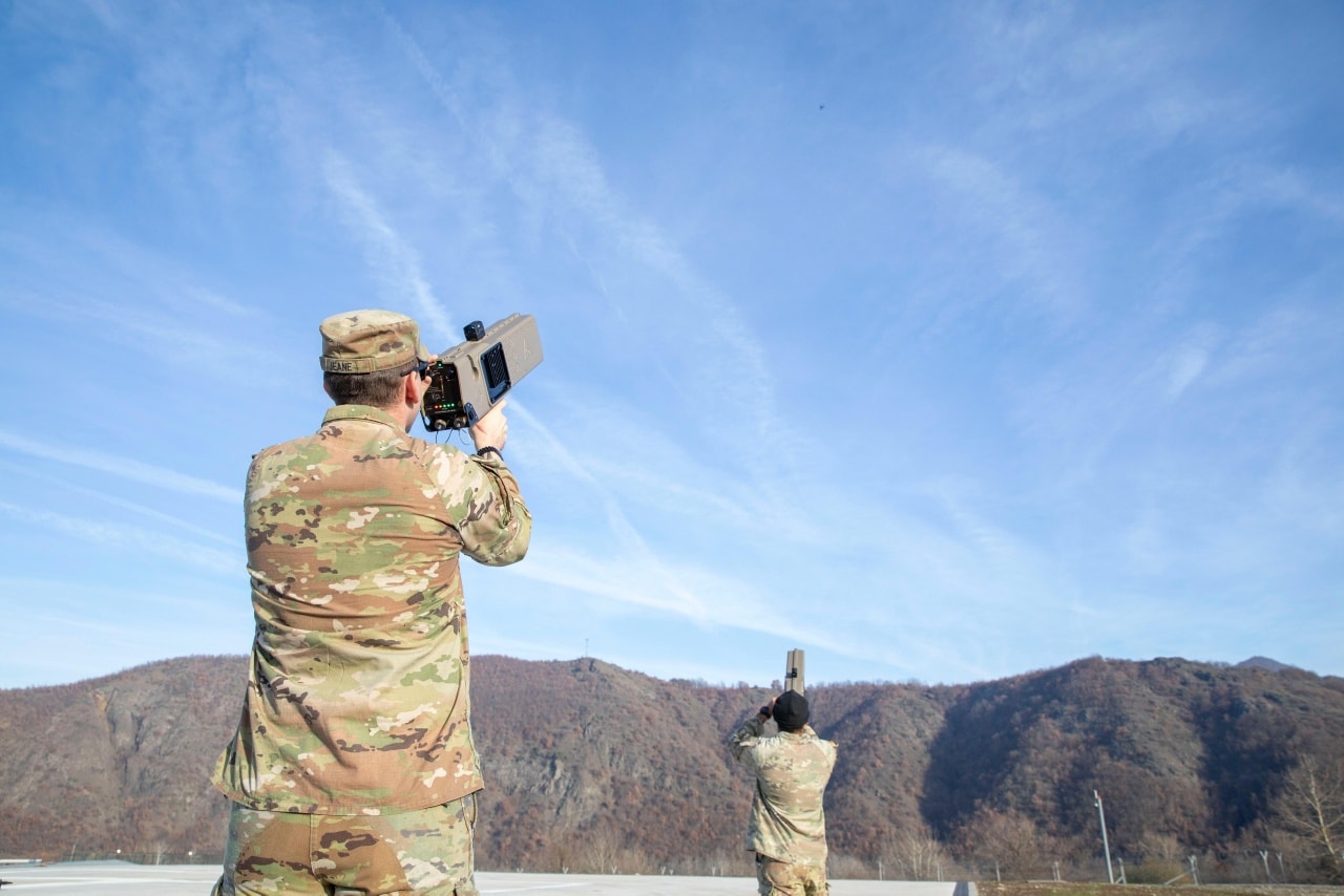 Ushtarët amerikanë të KFOR it kryejnë trajnime për neutralizimin e dronëve