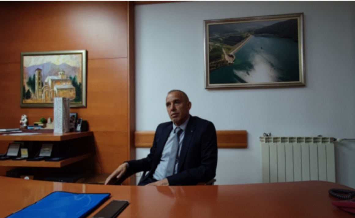 Izmir Zeqiri pas dorëzimit të detyrës në Zubin Potok  Kryetari i ri i lëvizi simbolet e republikës brenda zyrës