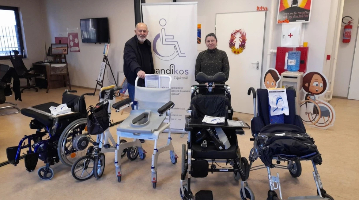 Handikos Gjakovë pranon donacion të pajisjeve ndihmëse nga organizata zvicerane