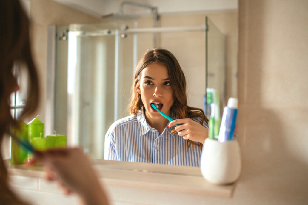 Koha ideale për larjen e dhëmbëve  shumica e njerëzve e bëjnë gabim