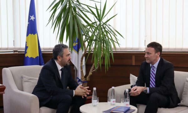 Zgjedhjet e 28 dhjetorit  zyrtari i DASh it po qëndron në Kosovë  shkon për vizitë në KQZ