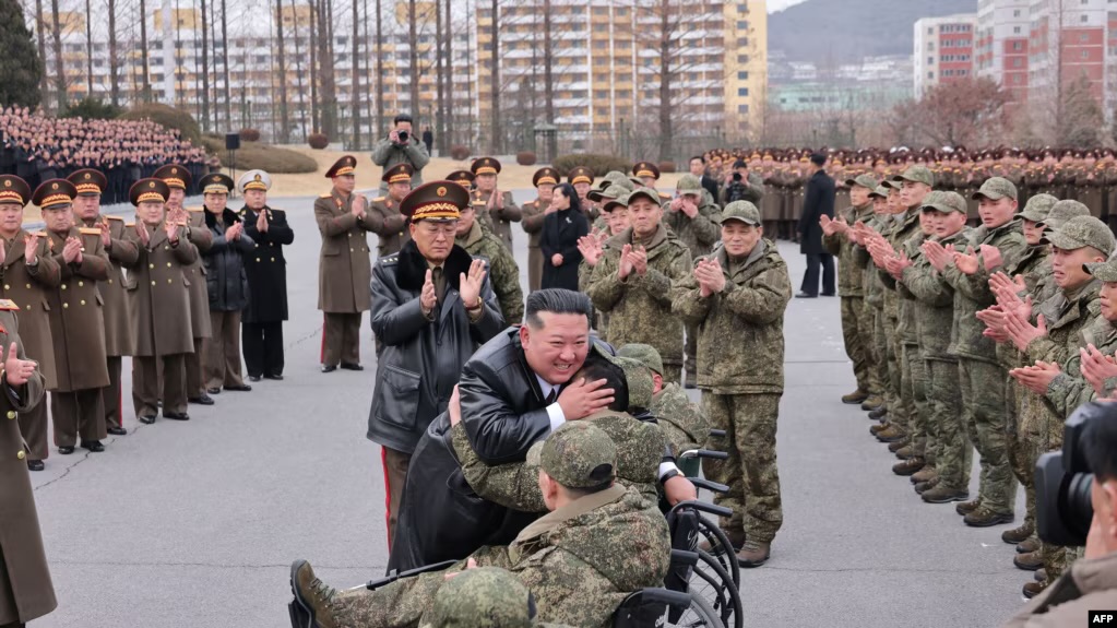 Kim Jong Un lartëson trupat koreanoveriore pas kthimit nga misioni në Rusi