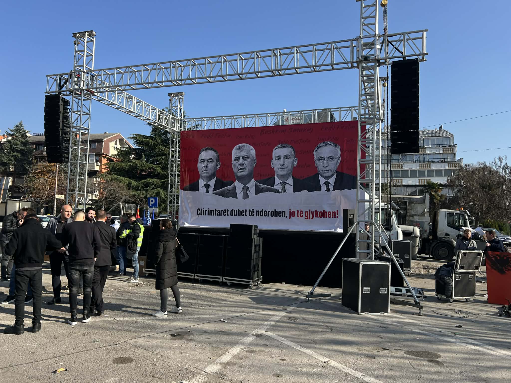 Shkupi gati  fillojnë të mblidhen protestuesit në sheshin  Skënderbeu  në Shkup