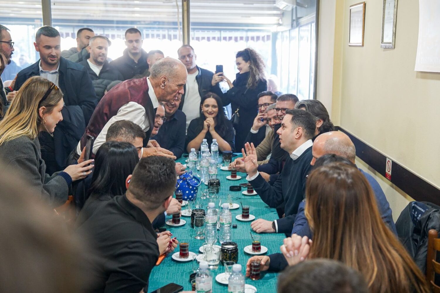 Abdixhiku e Rama në Podujevë  shijojnë  çajin e llapit 