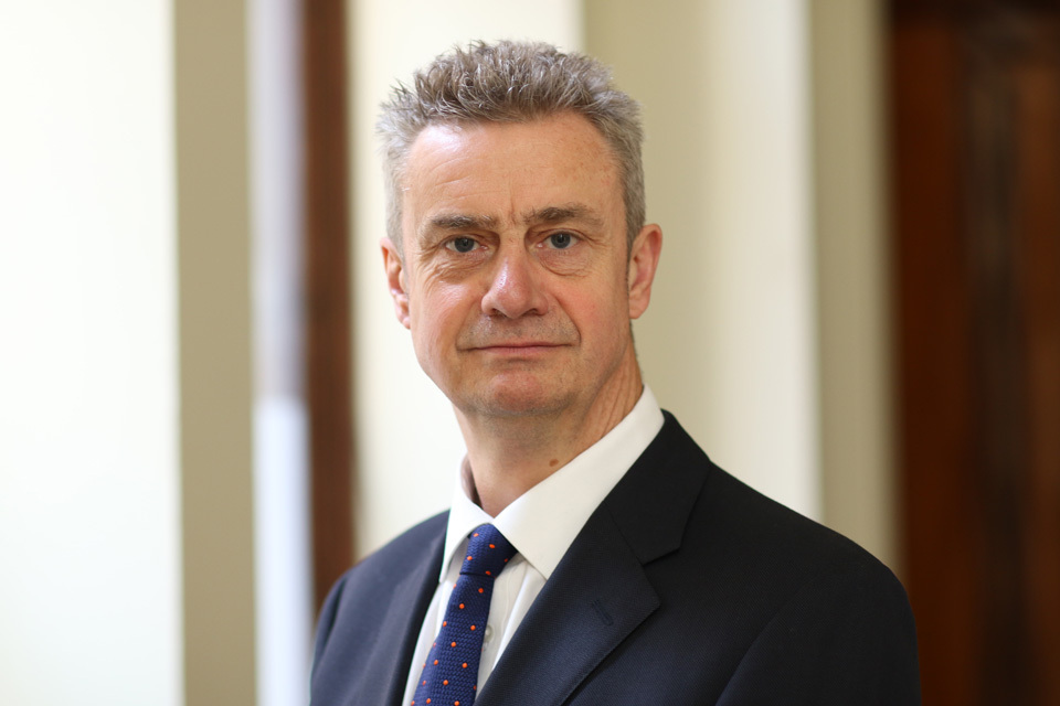 Ambasadori britanik uron qytetarët për Krishtlindje  Kohë gëzimi  bashkimi dhe shprese