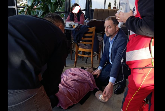 Një qytetari i përkeqësohet gjendja  një politikan kosovar i jep ndihmën e parë