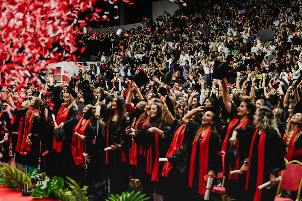 kolegji-aab-ne-mesin-e-3-institucioneve-me-te-mira-ne-bote-per-ceremonite-e-diplomimit