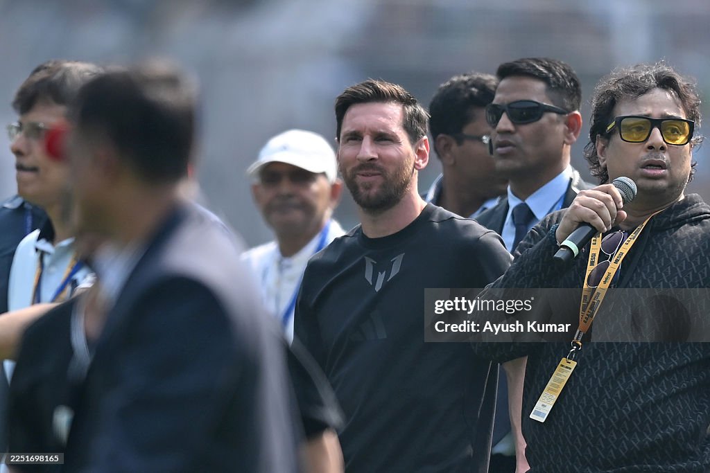 Vizita e Lionel Messit në Indi kthehet në kaos Tifozët hodhën ulëset nga stadiumi