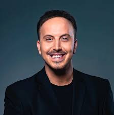 Gratë shqiptare nuk rregullohen  rrin n pizhame e floktë e lidhura   ku mos me shku burri te tjetra