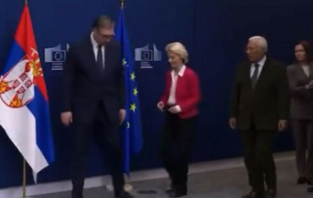 Moment i pakëndshëm në Bruksel  Von der Leyen e ndërprenë Vuçiqin   Në rregull  prit pak  