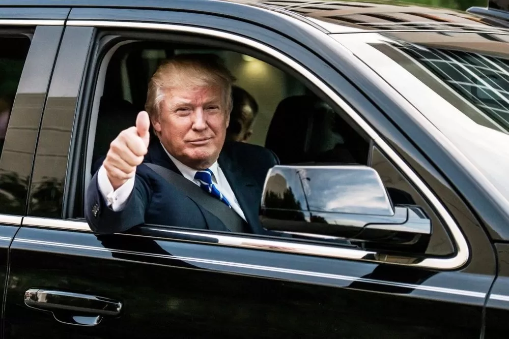 Trump shfaqet me Cadillac Escalade të blinduar  ndryshon autokolona presidenciale