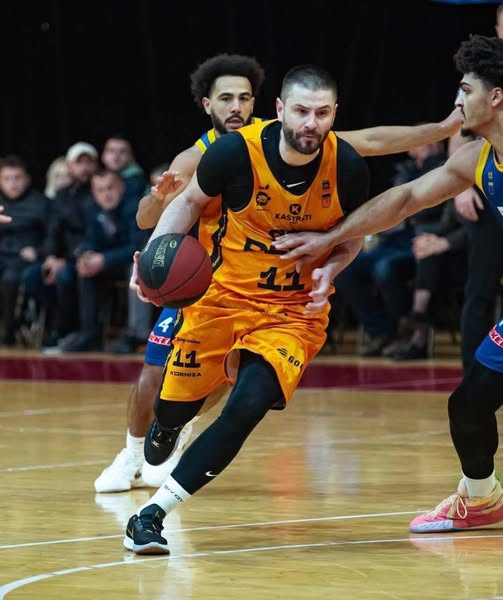 LAJMI I FUNDIT Ndërpritet ndeshja Bashkimi GO Peja Lëndohet Dardan Berisha