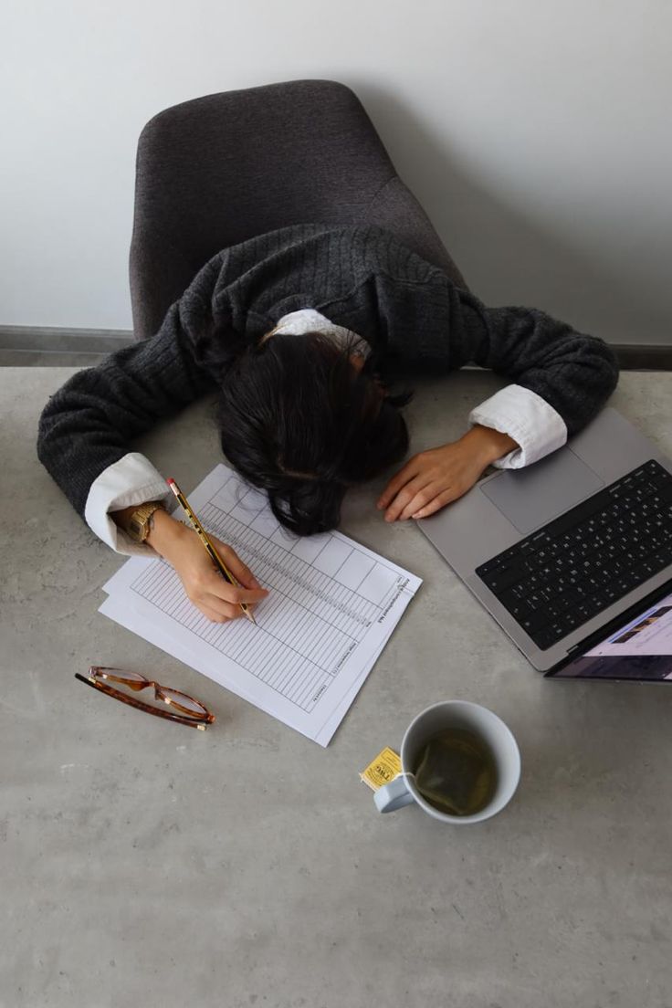 Gen Z  brezi më i lodhur  pse të rinjtë ndihen të rraskapitur që herët