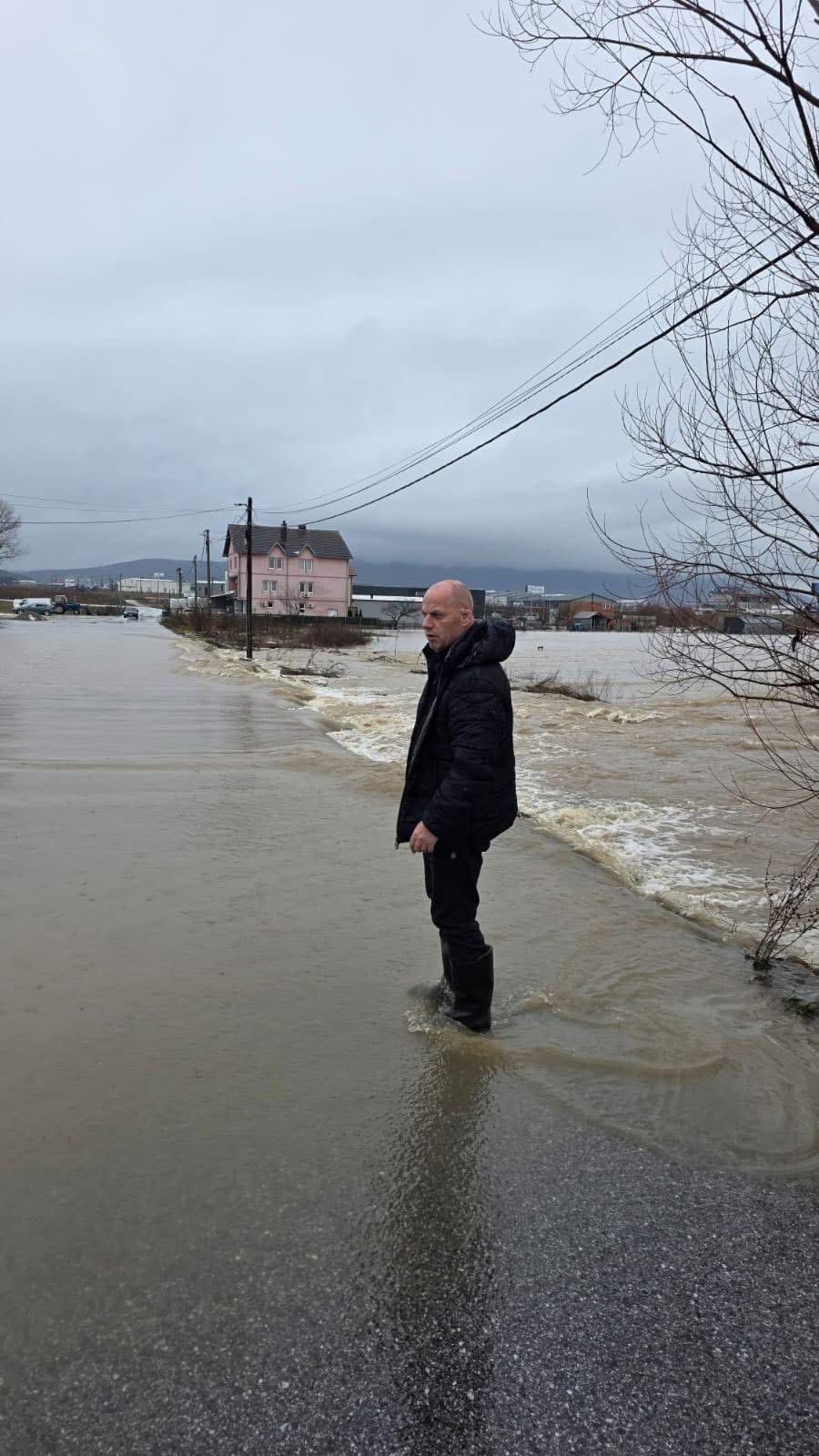 Lladrovci njofton se vërshimet kanë bllokuar disa rrugë në Drenas  Ekipet janë në terren  mos lëvizni pa arsye