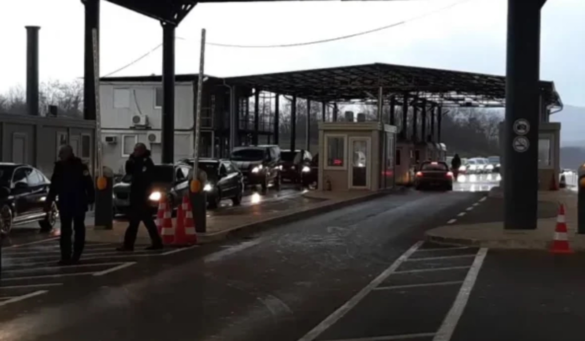 2 orë pritje për dalje nga Kosova  kjo është gjendja aktuale në pikat kufitare