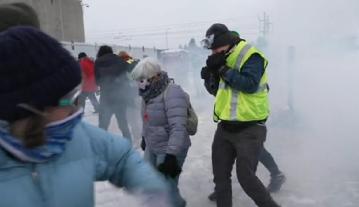  Nazistë  vrasës   protestuesit në SHBA përleshen me oficerët federalë në vendin ku dje u vra një grua nga ICE