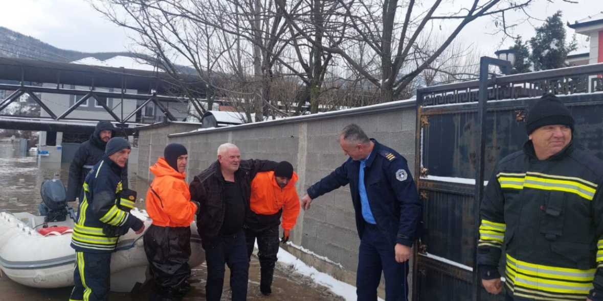 Policia e Kosovës gjatë vërshimeve  Angazhim maksimal krahas detyrave të përditshme