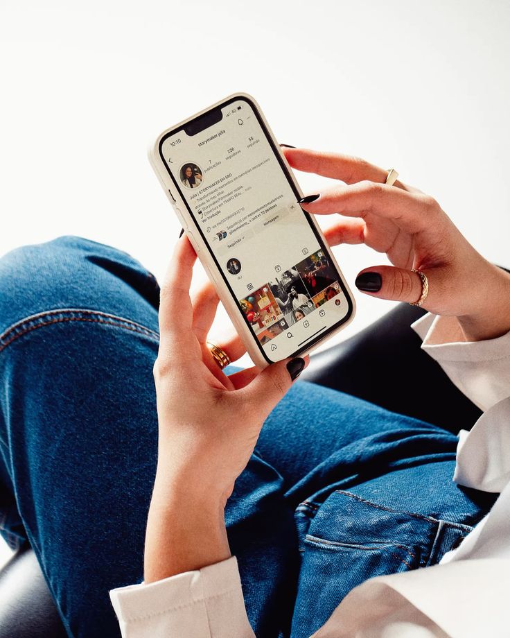 Pse njerëzit po flasin më pak  por po postojnë më shumë 