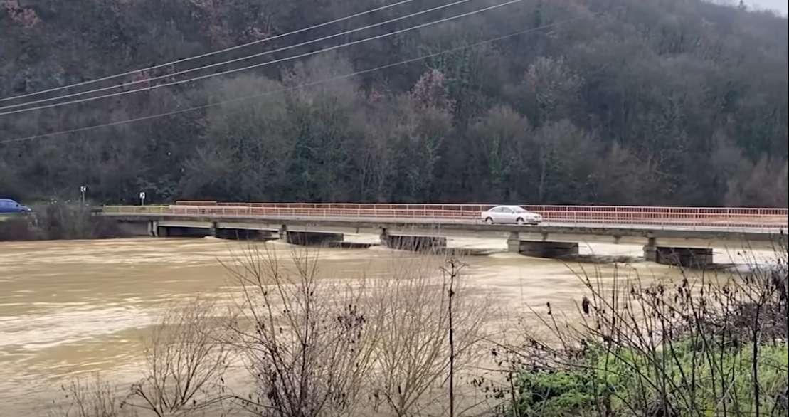 Ura mbi lumin Drin në fshatin Gjonaj të Prizrenit rrezikon të shembet nga vërshimet  pamje