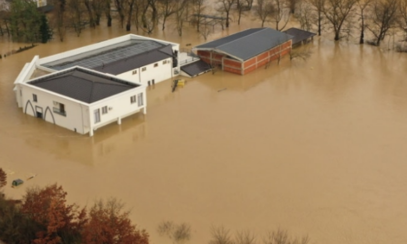 Drini i Bardhë shndërrohet në liqen te Guri i Zi  pamje të restoranteve të vërshuara nga uji