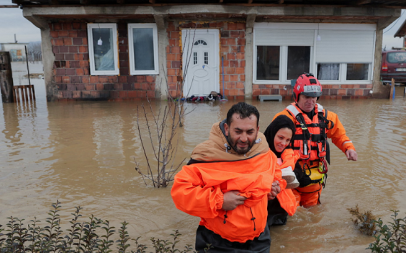 Policia njofton për angazhimet e saj pas vërshimeve  Në rajonin e Mitrovicës së Jugut janë evakuuar 39 familje