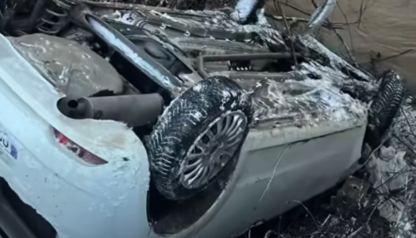  Rruga ishte e pa pastruar   mitrovicasi rrotullohet me veturë në Vinarc  i ndihmojnë kalimtarët  pamje