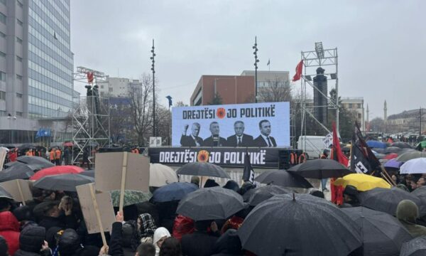 Qytetarët nisin të mblidhen për marshin  Drejtësi  jo politikë 