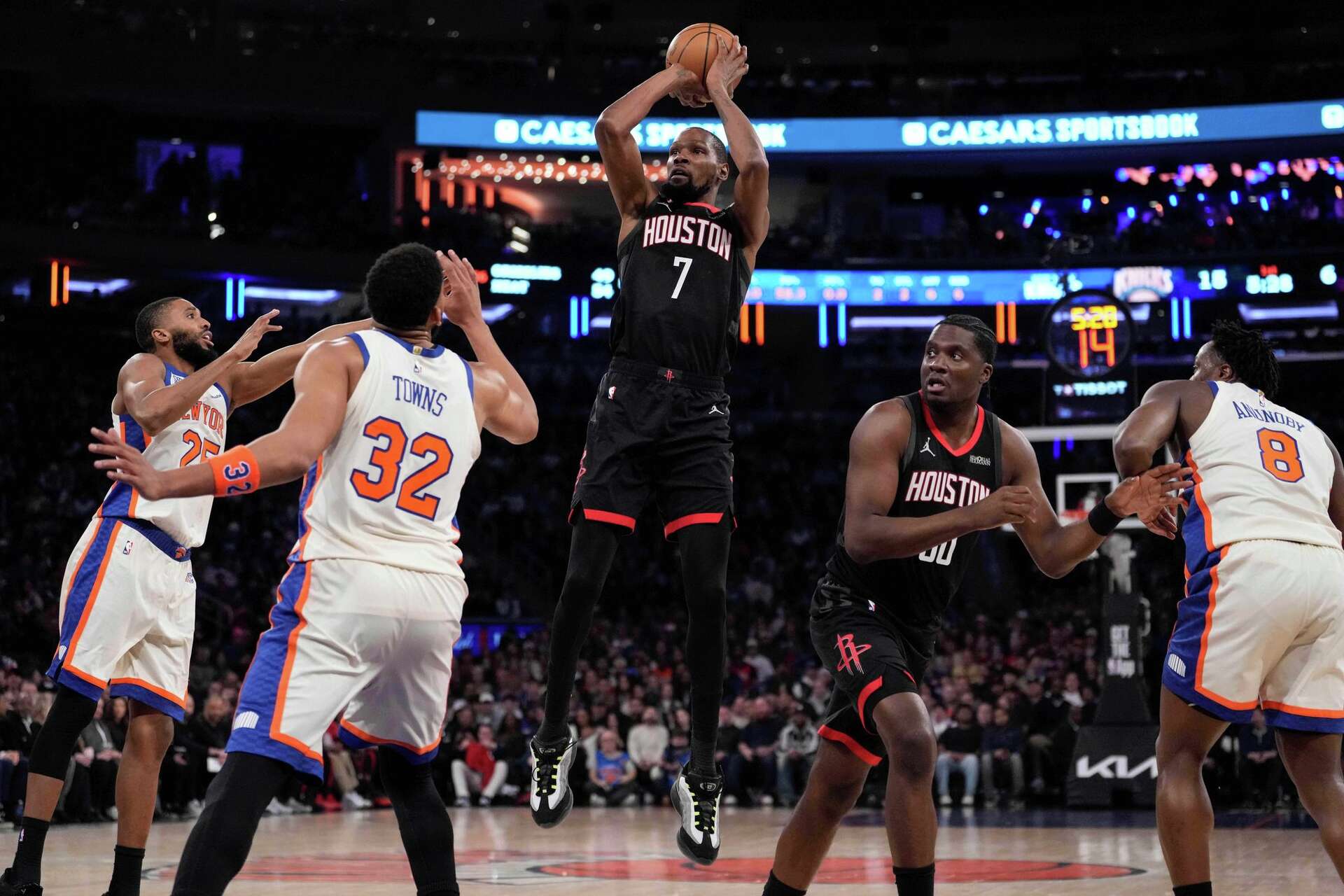 Houston Rockets pëson humbje nga New York Knicks San Antonio Spurs Fiton Sacramento Kings