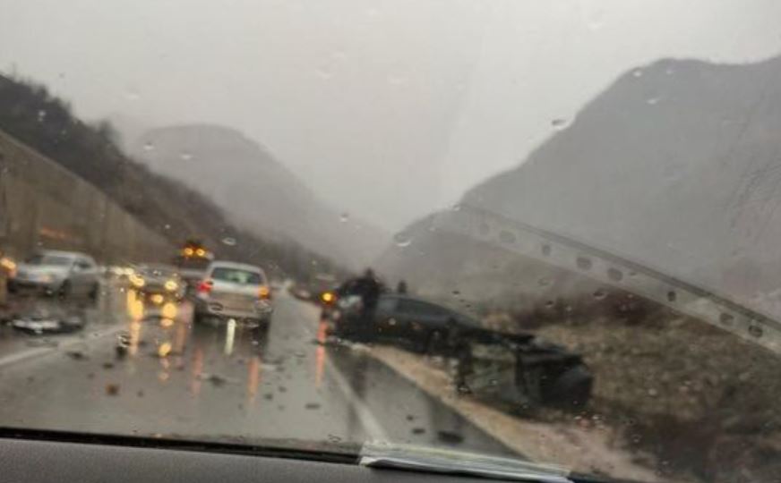 Aksident në Rrugën e Arbrit  makina përplaset me kamionin  2 të plagosur