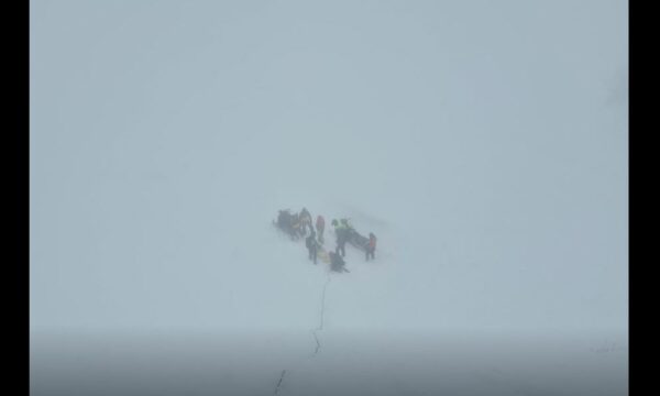 Shërbimi i Kërkim Shpëtimit publikon pamjet e tërheqjes së trupit të bjeshkatarit që u gjet i vdekur në  Gropën  e Hajles