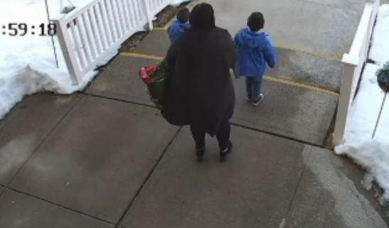 Nëna dhe dy fëmijë përplasën nga makina para kopshtit në SHBA   Shpëtojnë mrekullisht