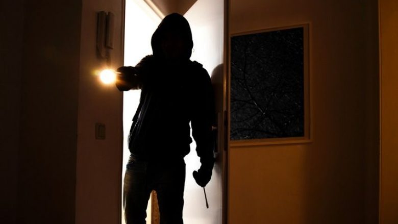 Hajnat ia mësyjnë një shtëpie në Zveçan  sulmojnë pronarin dhe i vjedhin para