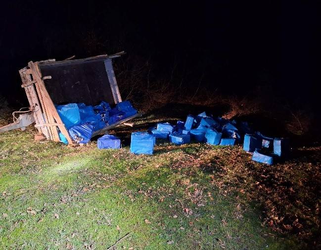  Marlboro  Winston  Sobranie     Policia kufitare sekuestron rreth një ton duhan që vinte me barkë nga Shqipëria