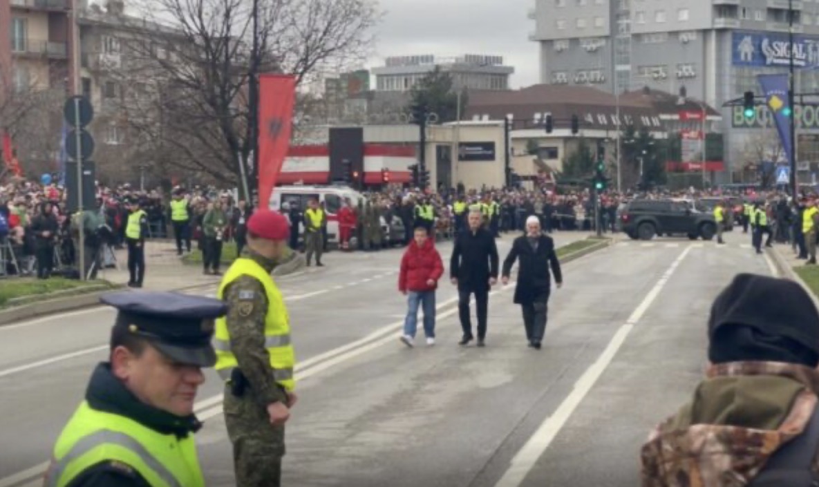 Rifat Jashari nderohet me brohoritje e duartrokitje gjatë parakalimit të FSK së dhe Policisë