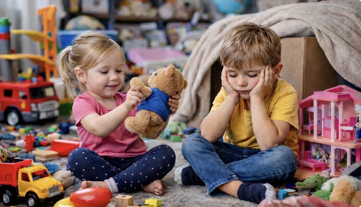 Fëmija ka shumë lodra  por nuk luan me to  Arsyeja do t ju habisë