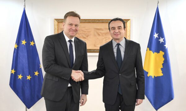 Takimi me Sorensen  Kurti  Kosova e përkushtuar për normalizim të marrëdhënieve me Serbinë