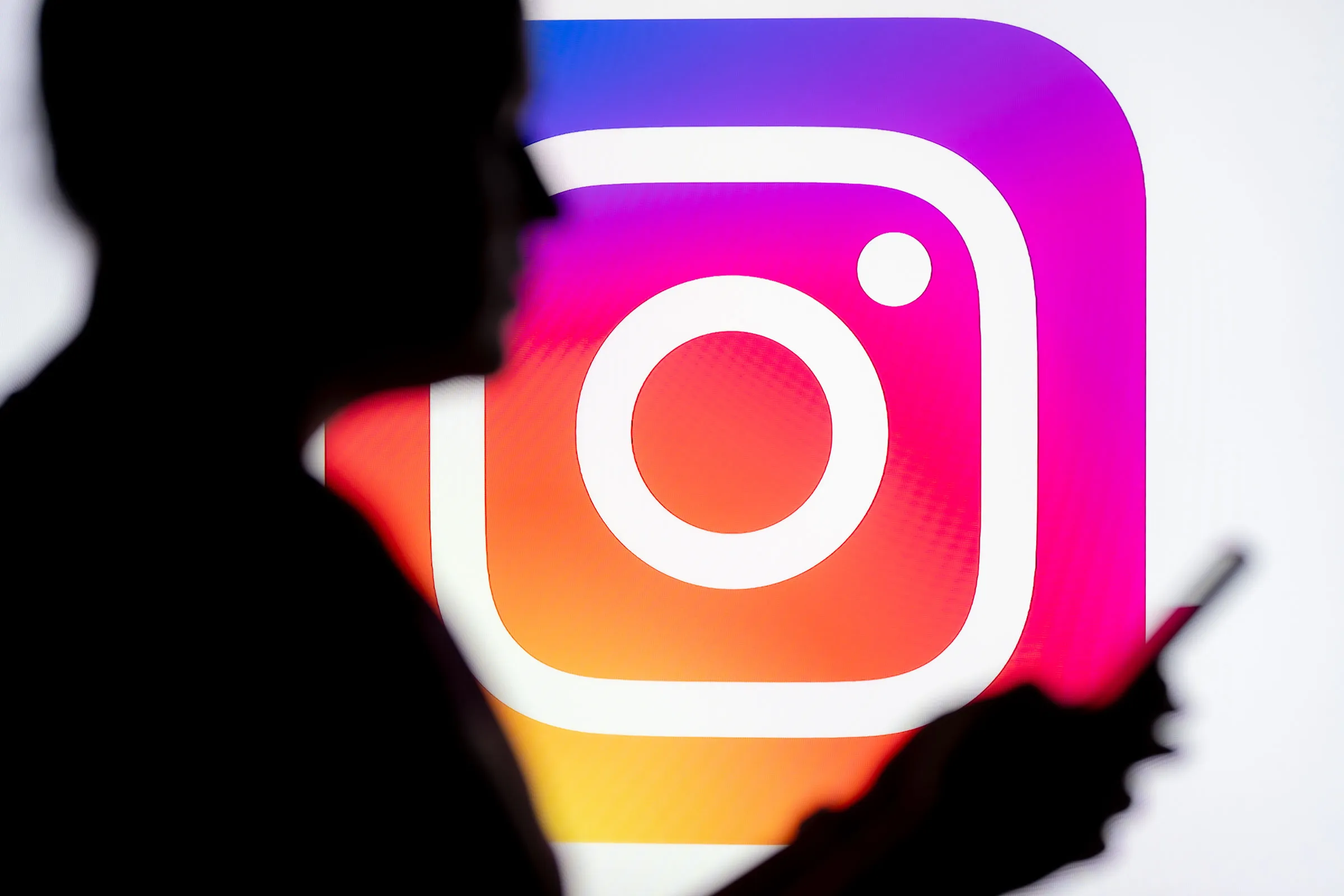 Instagram do të njoftojë prindërit nëse fëmijët kërkojnë terma për vetëvrasjen