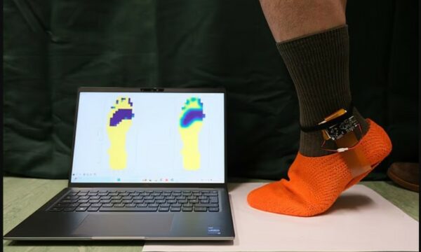 Këpucët inteligjente që parandalojnë rënien tek të moshuarit