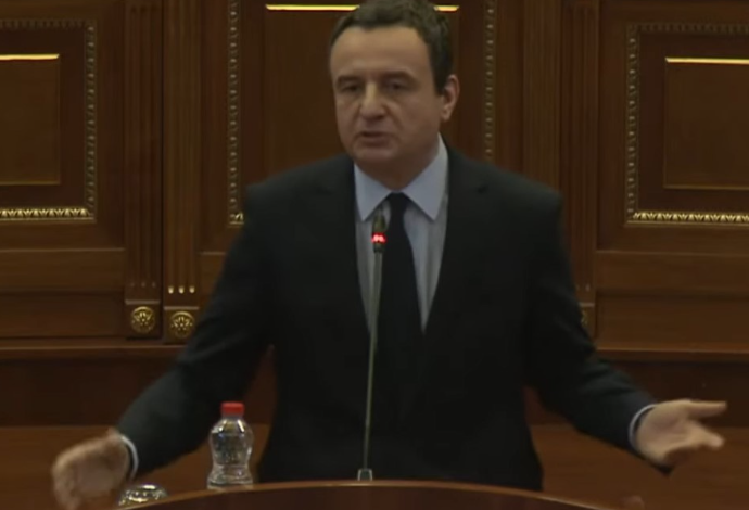 Kurti ikë në mes të debatit për buxhetin  Më duhet të shkoj e të rikthehem  do të marr pjesë pas një ore