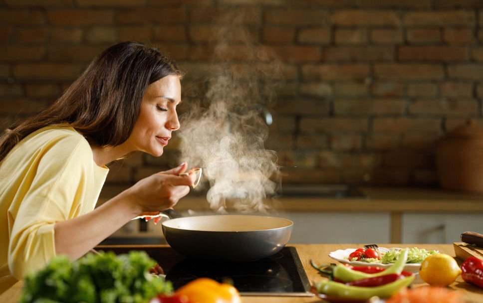 Studimi  Humbja e nuhatjes sinjal më i besueshëm i COVID 19 se temperatura