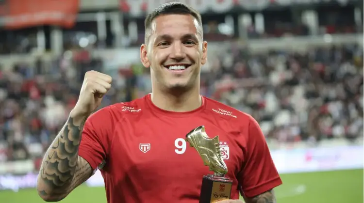 Rei Manaj nis një kapitull të ri romantik   Kush është vajza që i ka rrëmbyer zemrën sulmuesit kuqezi 