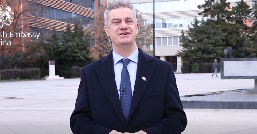 Ambasadori britanik uron Pavarësinë e Kosovës  përmend edhe Thaçin