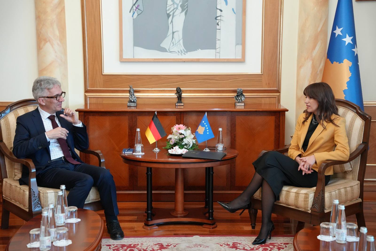 Haxhiu pret në takim ambasadorin Rudolph  flasin për marrëdhëniet Kosovë Gjermani