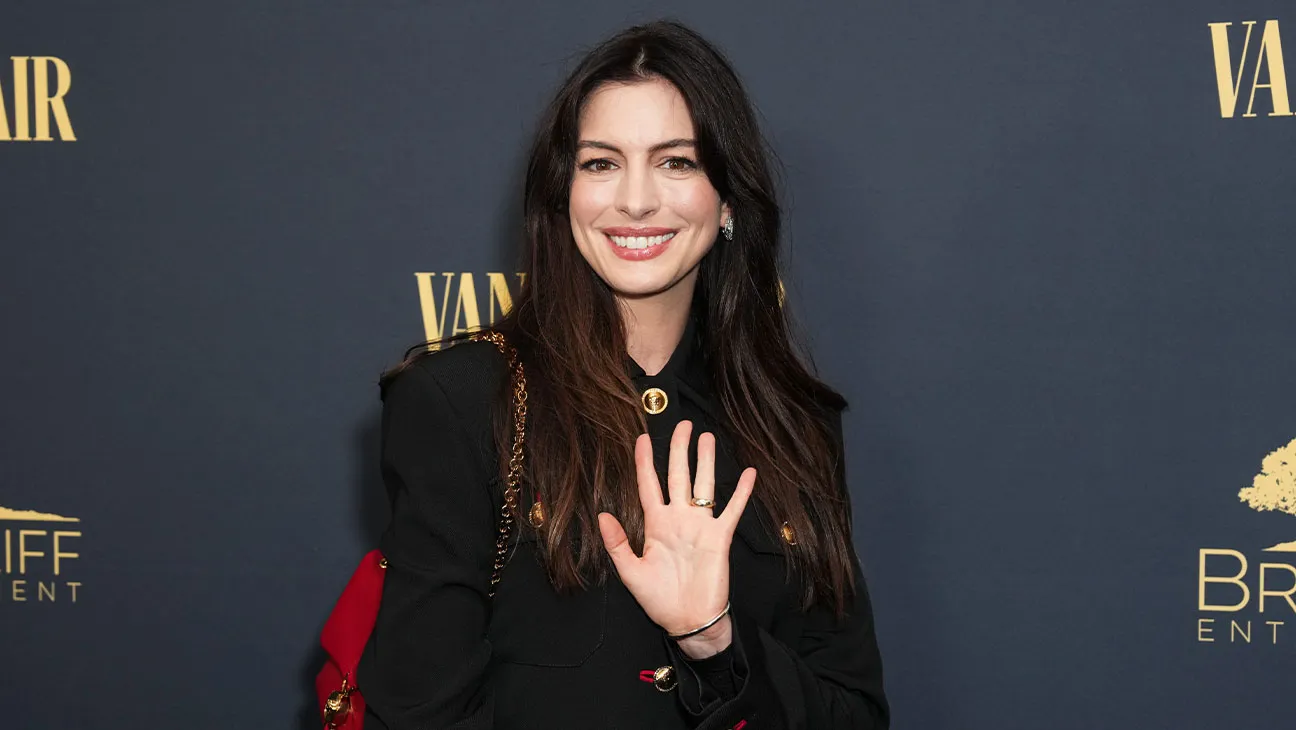 Anne Hathaway shfaqet me një pamje shumë rinore në New York mes spekulimeve për operacione plastike