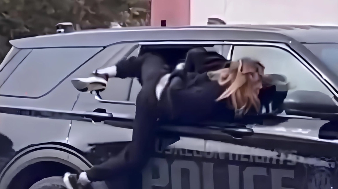 Arratisje spektakolare në SHBA  Gruaja me pranga në duar largohet nga dritarja e makinës së policisë  VIDEO 