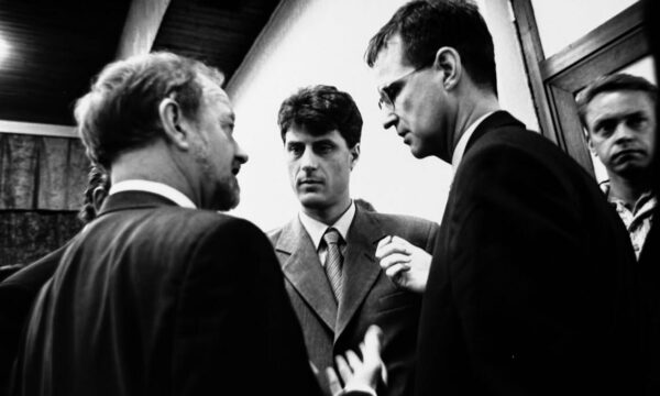 Selimi ndan foto të rralla të Thaçit pas kthimit nga Rambujeja  shihet në diskutim me Robin Cook