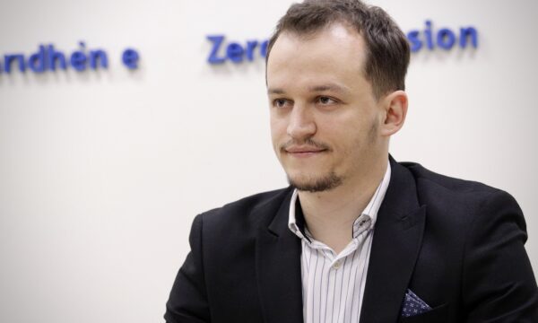 33 nënshkrimet e Nagavcit dhe terreni i pashkelur i Haxhiut  Cakolli i drejtohet me ironi dy zyrtareve nga VV