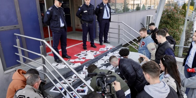 Rinia e PDK së me aksion simbolik para Qeverisë  Luftë me fjalë  lëshime me vepra